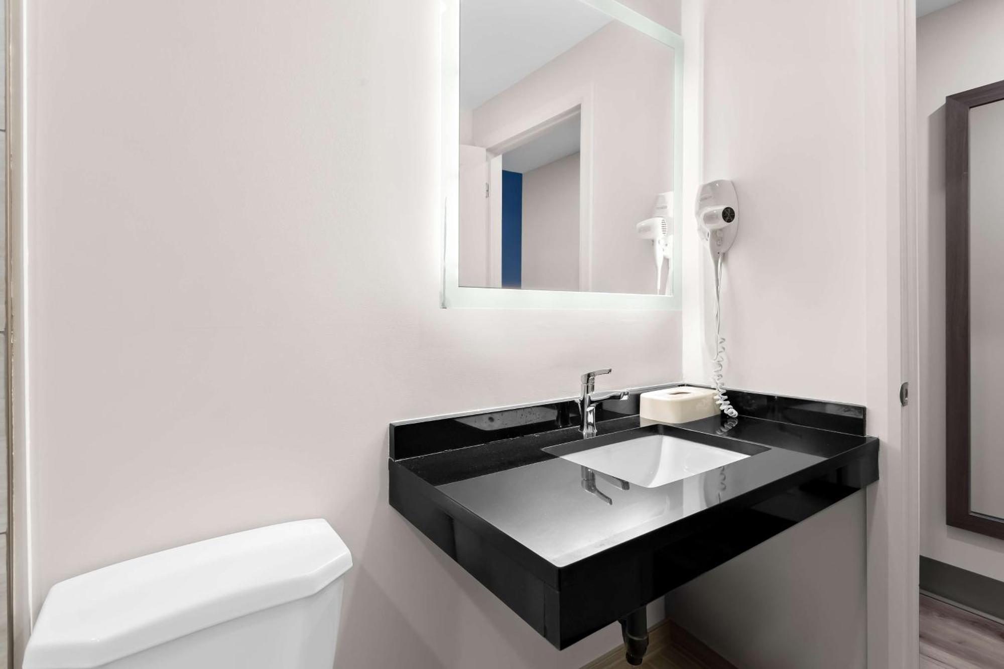 Surestay Plus By Best Western Windsor Bagian luar foto