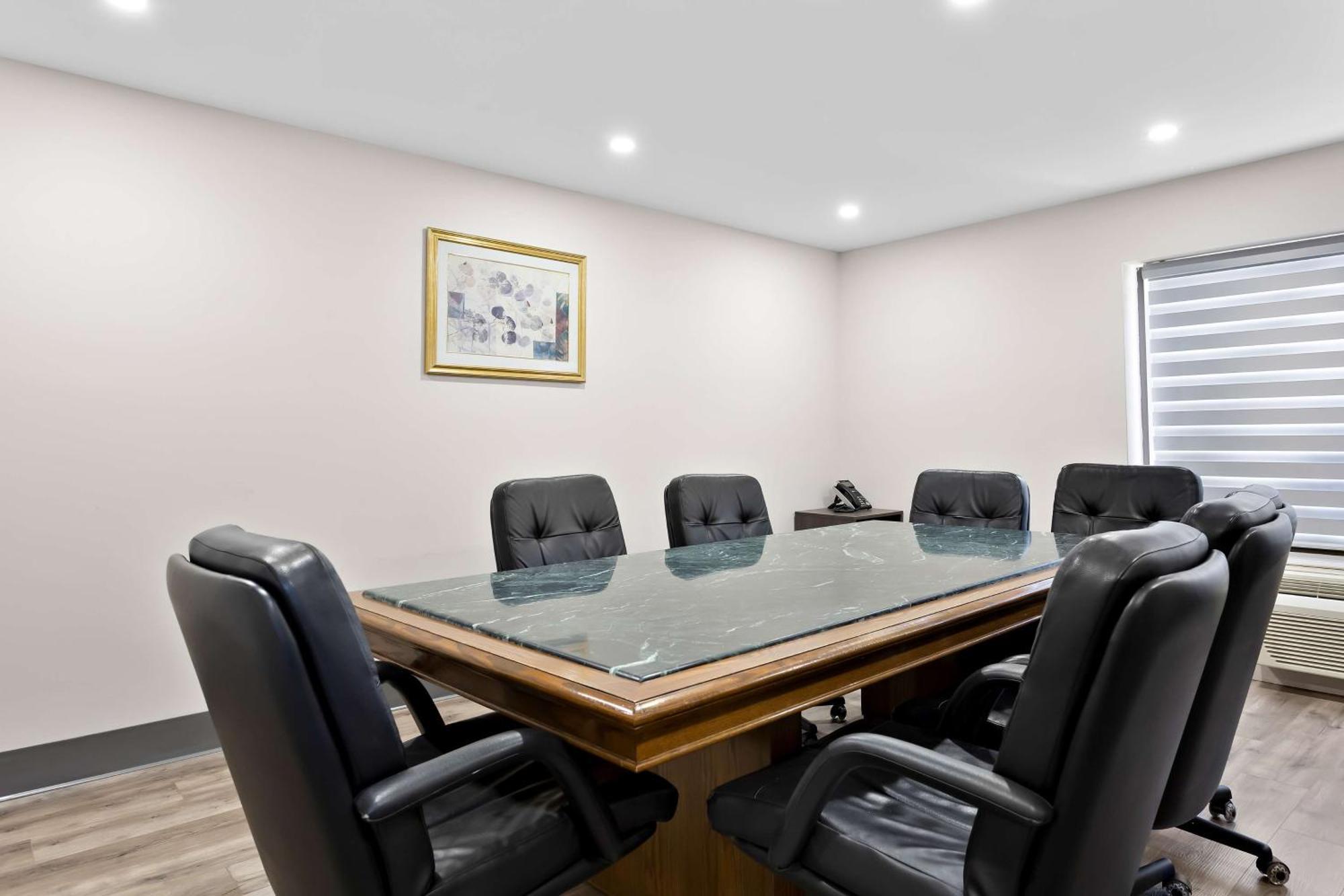 Surestay Plus By Best Western Windsor Bagian luar foto