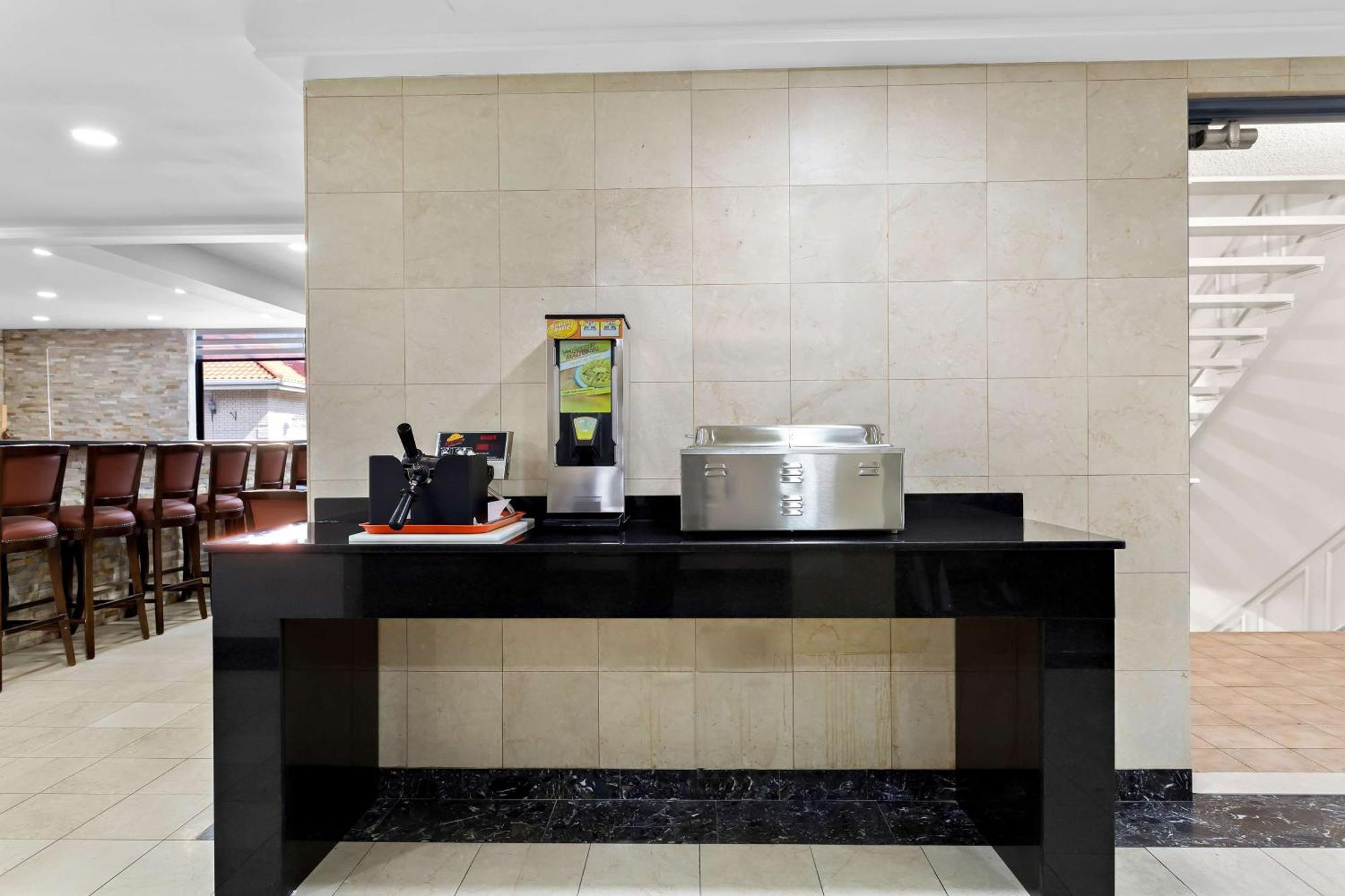 Surestay Plus By Best Western Windsor Bagian luar foto