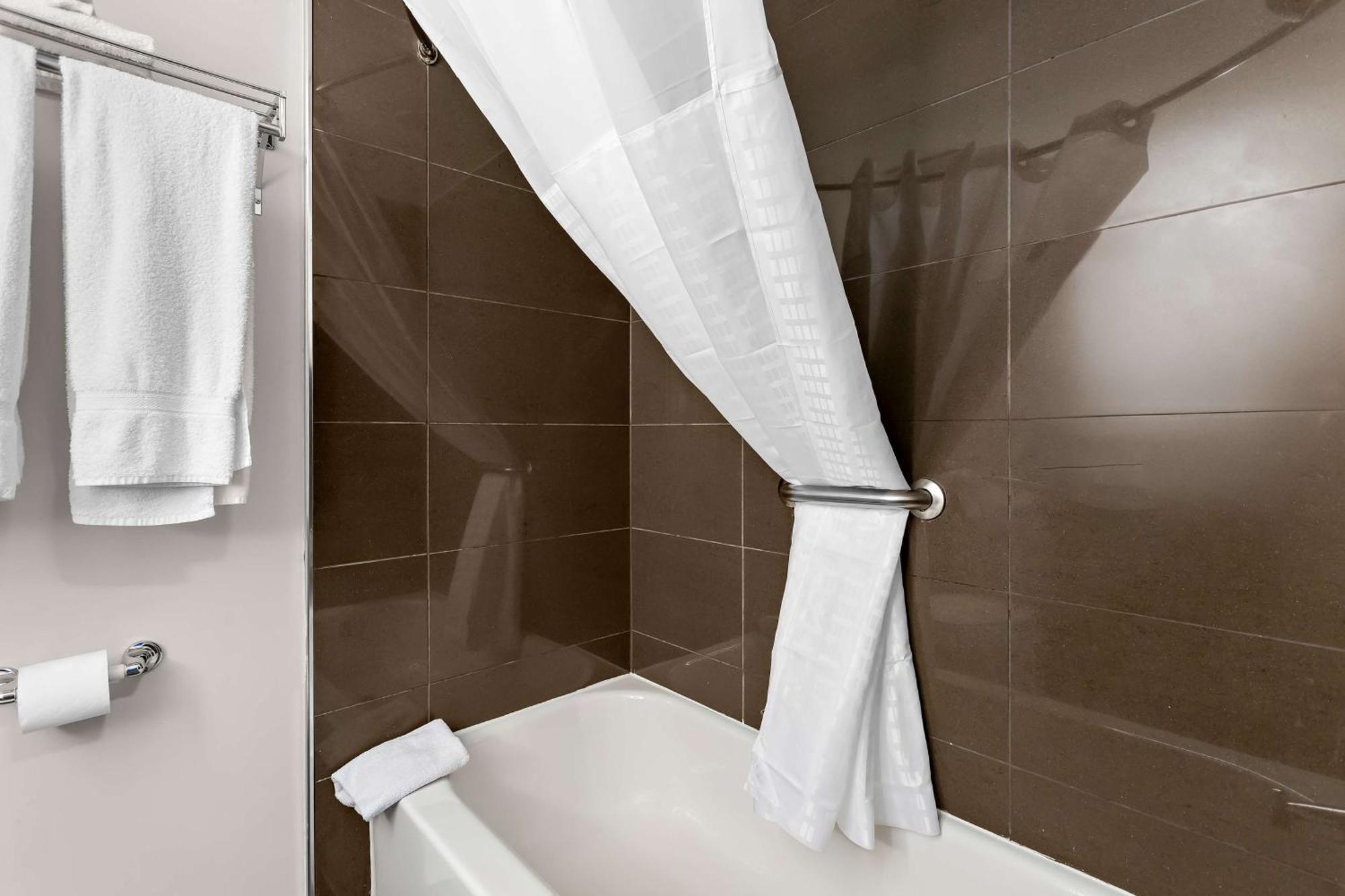Surestay Plus By Best Western Windsor Bagian luar foto