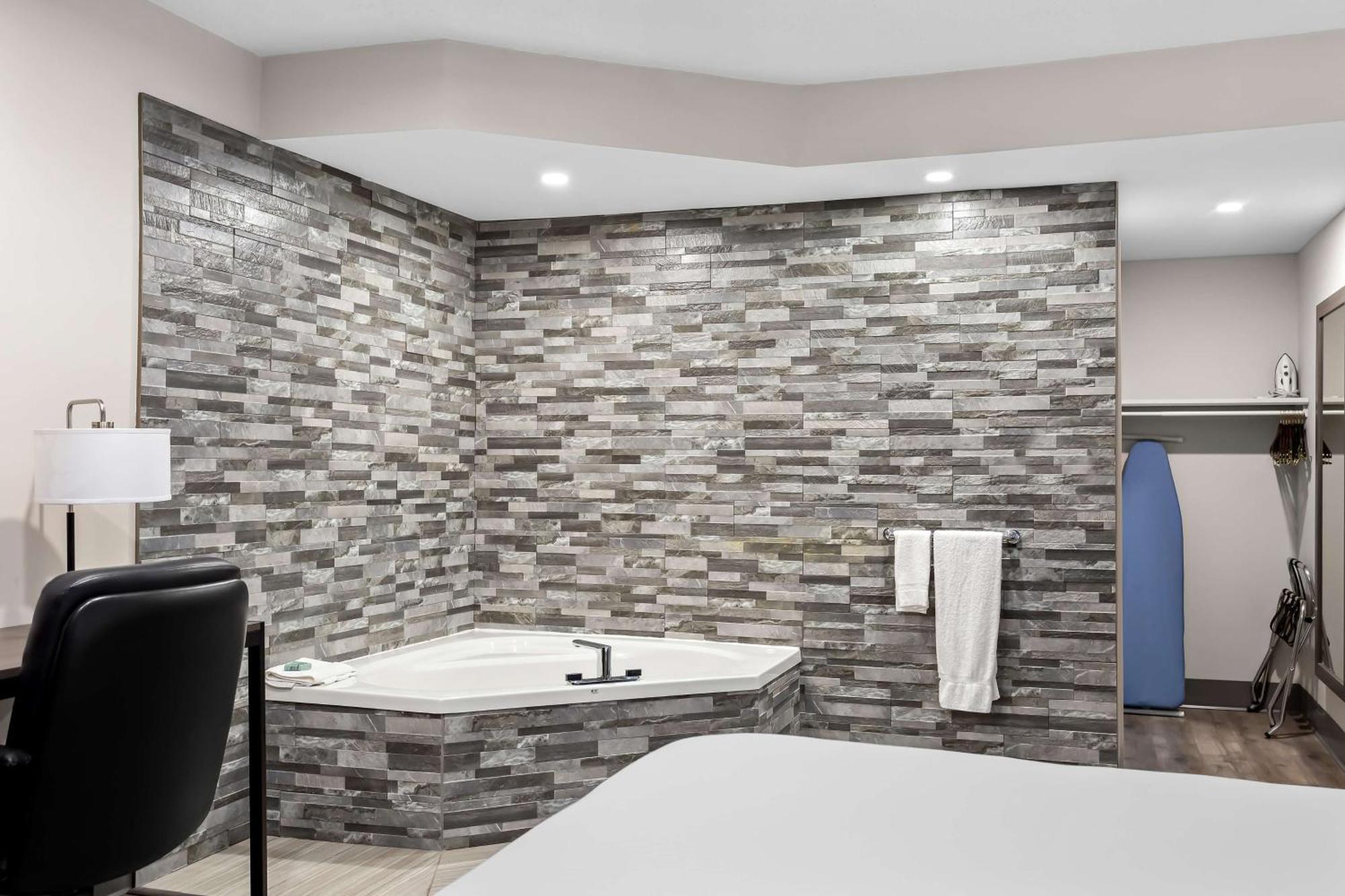 Surestay Plus By Best Western Windsor Bagian luar foto