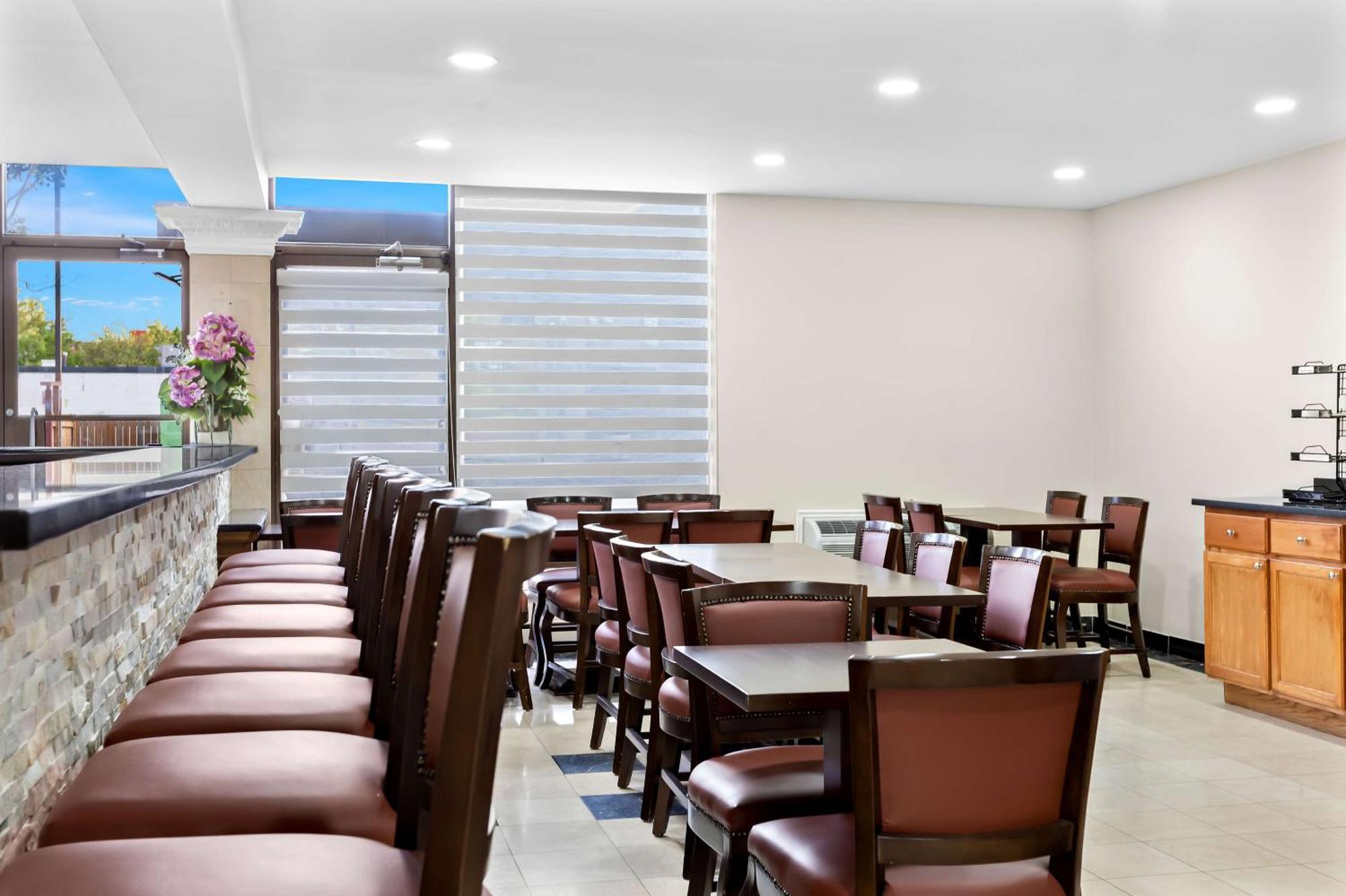 Surestay Plus By Best Western Windsor Bagian luar foto