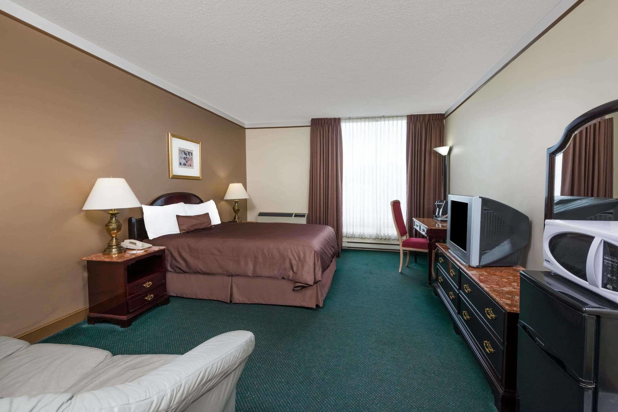Surestay Plus By Best Western Windsor Bagian luar foto