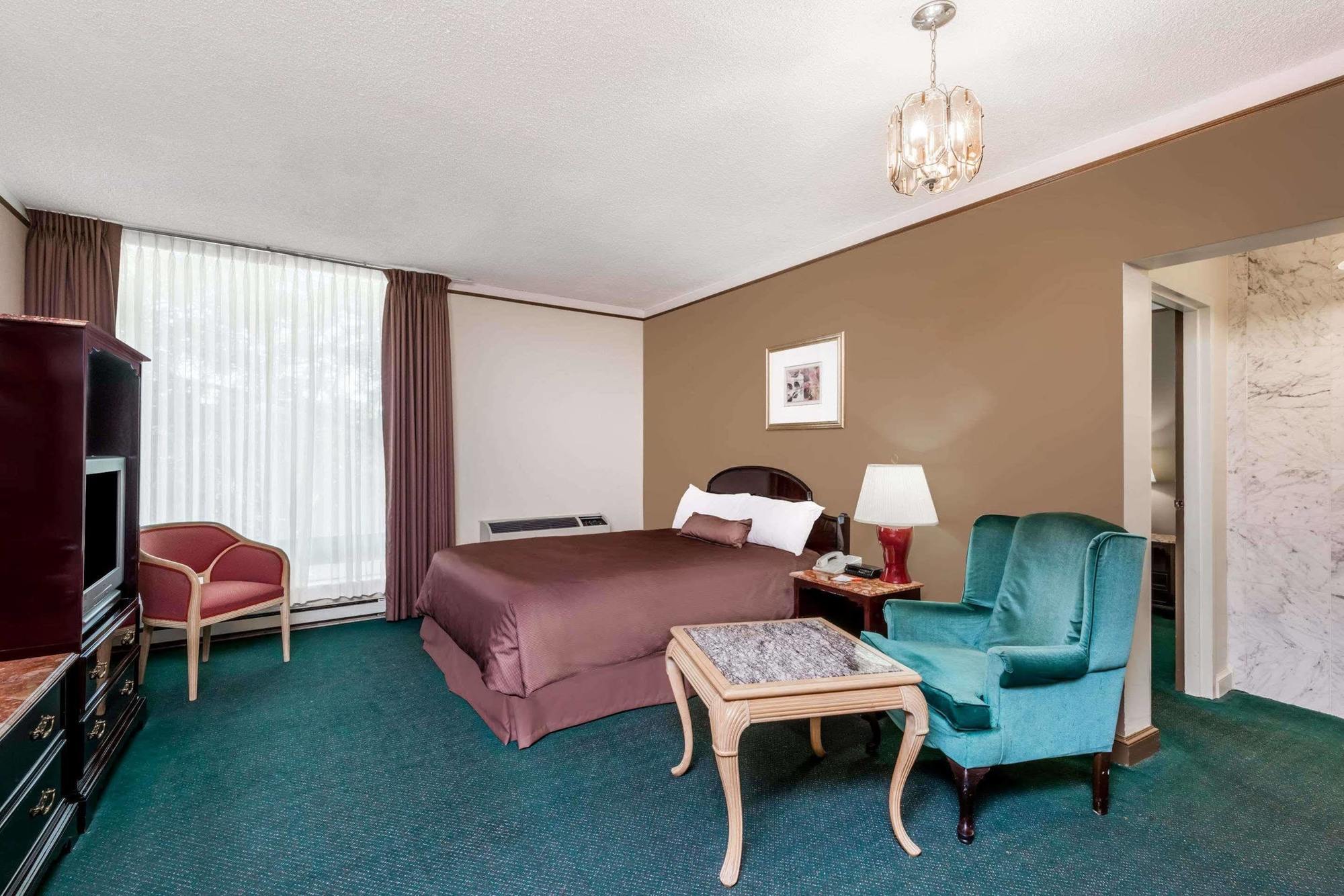 Surestay Plus By Best Western Windsor Bagian luar foto