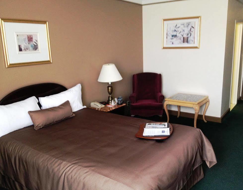 Surestay Plus By Best Western Windsor Bagian luar foto
